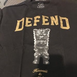 Defend Hawaii Tiki Men’s Large shirt.